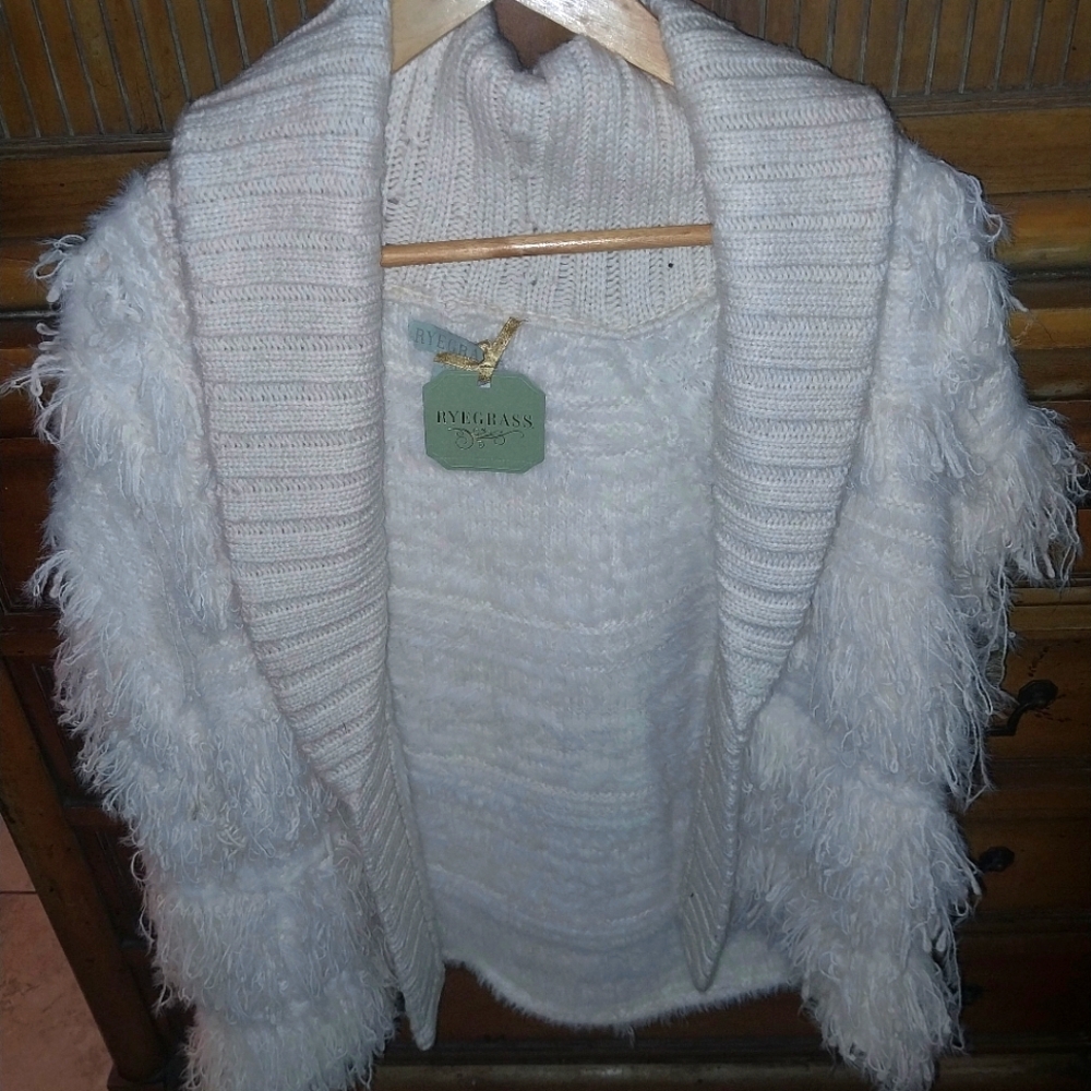RYEGRASS Cozy White Vestwith Textured Design